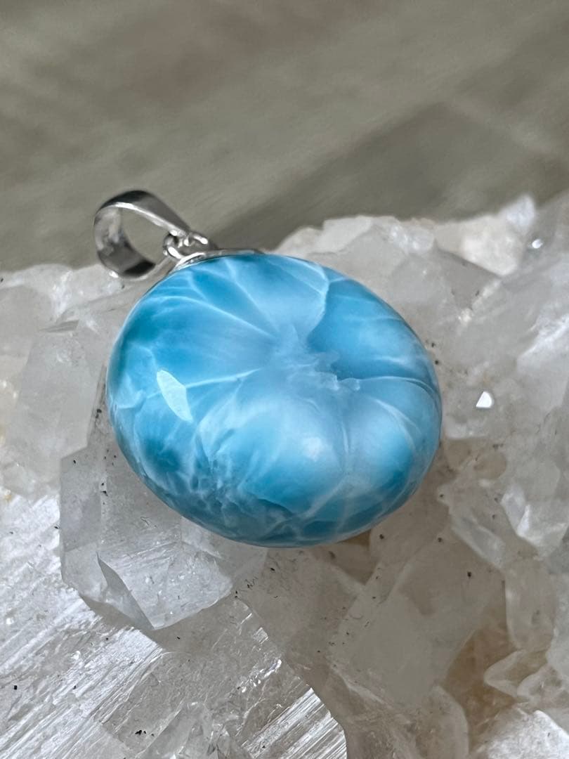 天然石ラリマー☆高品質！まる型ペンダントトップ☆レアな丸型＆両面違う模様が素敵！