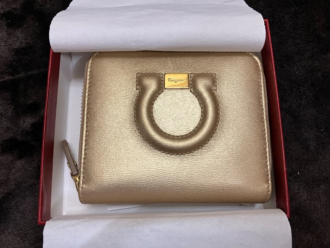 あ*も様 フェラガモ 二つ折り財布 ガンチーニ　ラウンドジップ /ゴールド