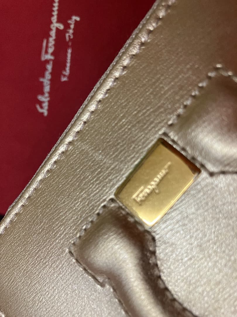 あ*も様 フェラガモ 二つ折り財布 ガンチーニ　ラウンドジップ /ゴールド