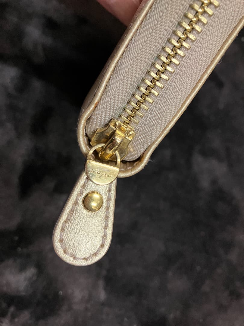 あ*も様 フェラガモ 二つ折り財布 ガンチーニ　ラウンドジップ /ゴールド