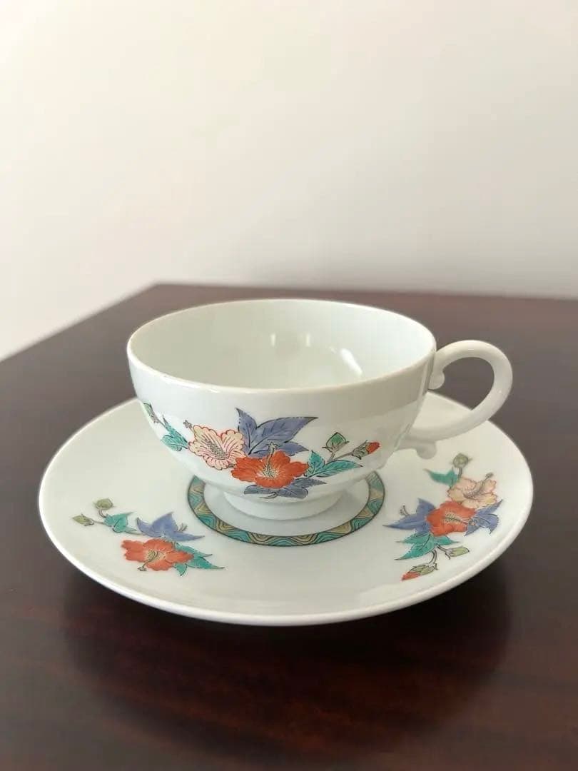 【柿右衛門】人間国宝　十四代酒井田柿右衛門作　ティーカップ&ソーサー