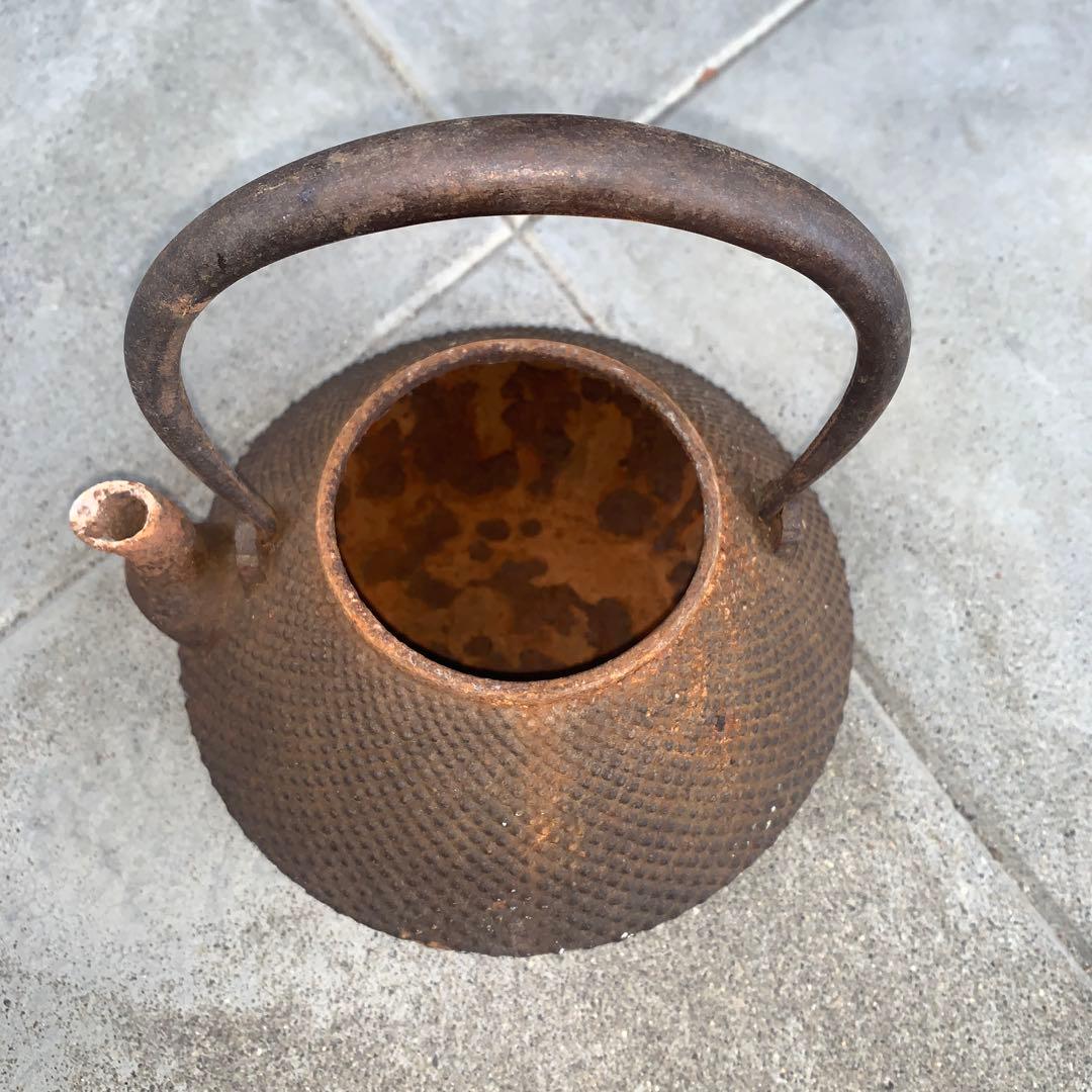 網目模様の鉄瓶 鉄製の鉄瓶 真鍮製の蓋付き