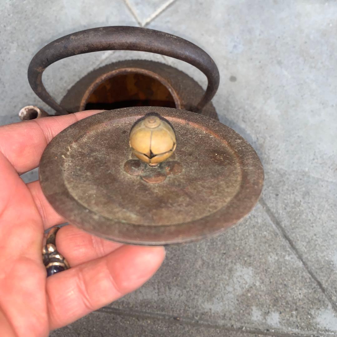 網目模様の鉄瓶 鉄製の鉄瓶 真鍮製の蓋付き