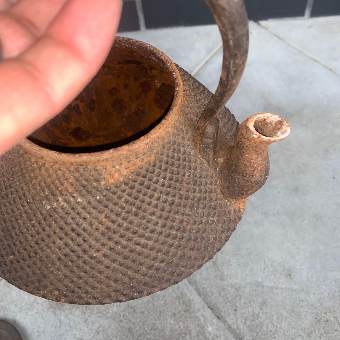 網目模様の鉄瓶 鉄製の鉄瓶 真鍮製の蓋付き