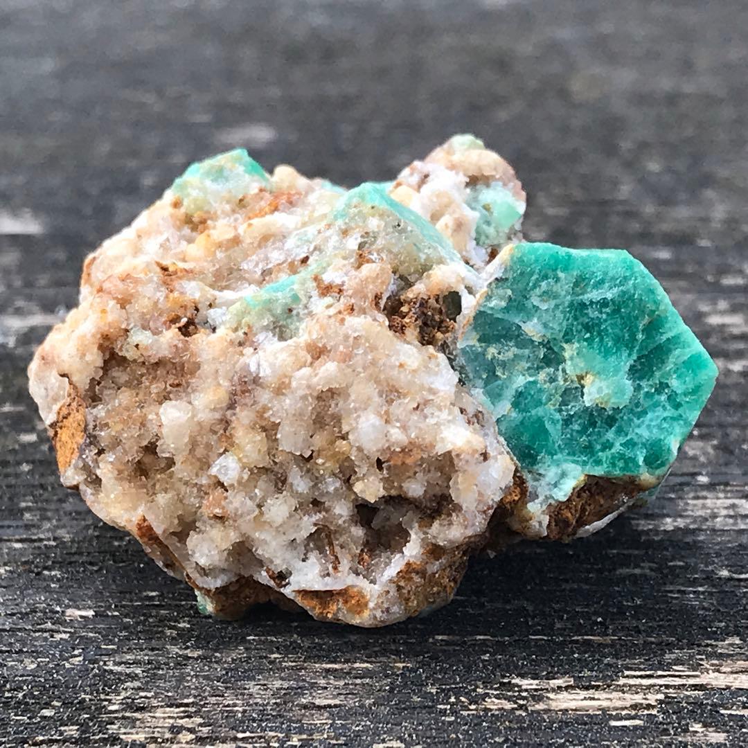 エメラルド 原石 126.7ct 六角 柱 ヘキサゴン パキスタン 天然石 宝石