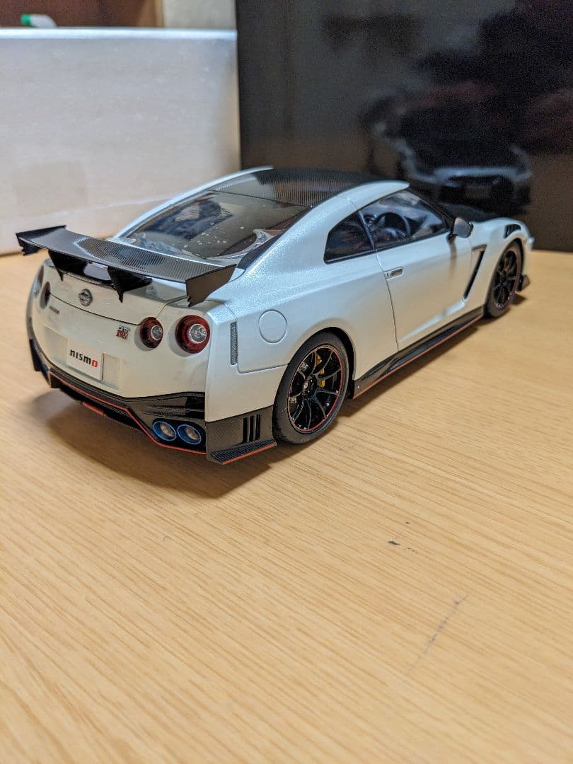 オートアート1/18　ニッサン R35 GT-R ニスモ