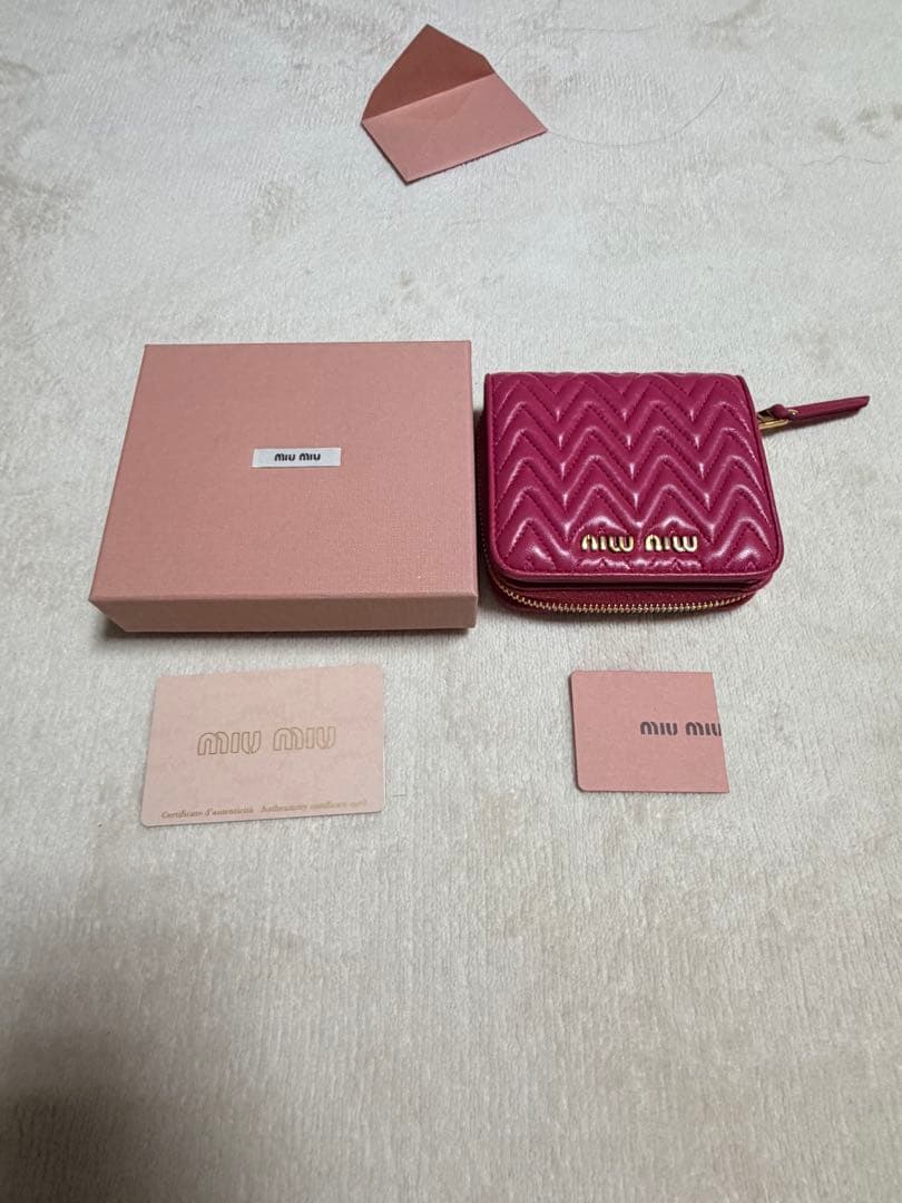 MIUMIU ミュウミュウ マテラッセ 二つ折り財布 ラウンドファスナー　ピンク