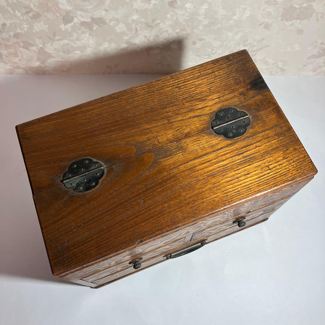 最小サイズの骨董時代物針箱（表面：欅、内側：桐）