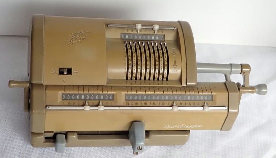 昭和レトロな手回し計算機 インテリアとしておすすめです。送料込・匿名発送