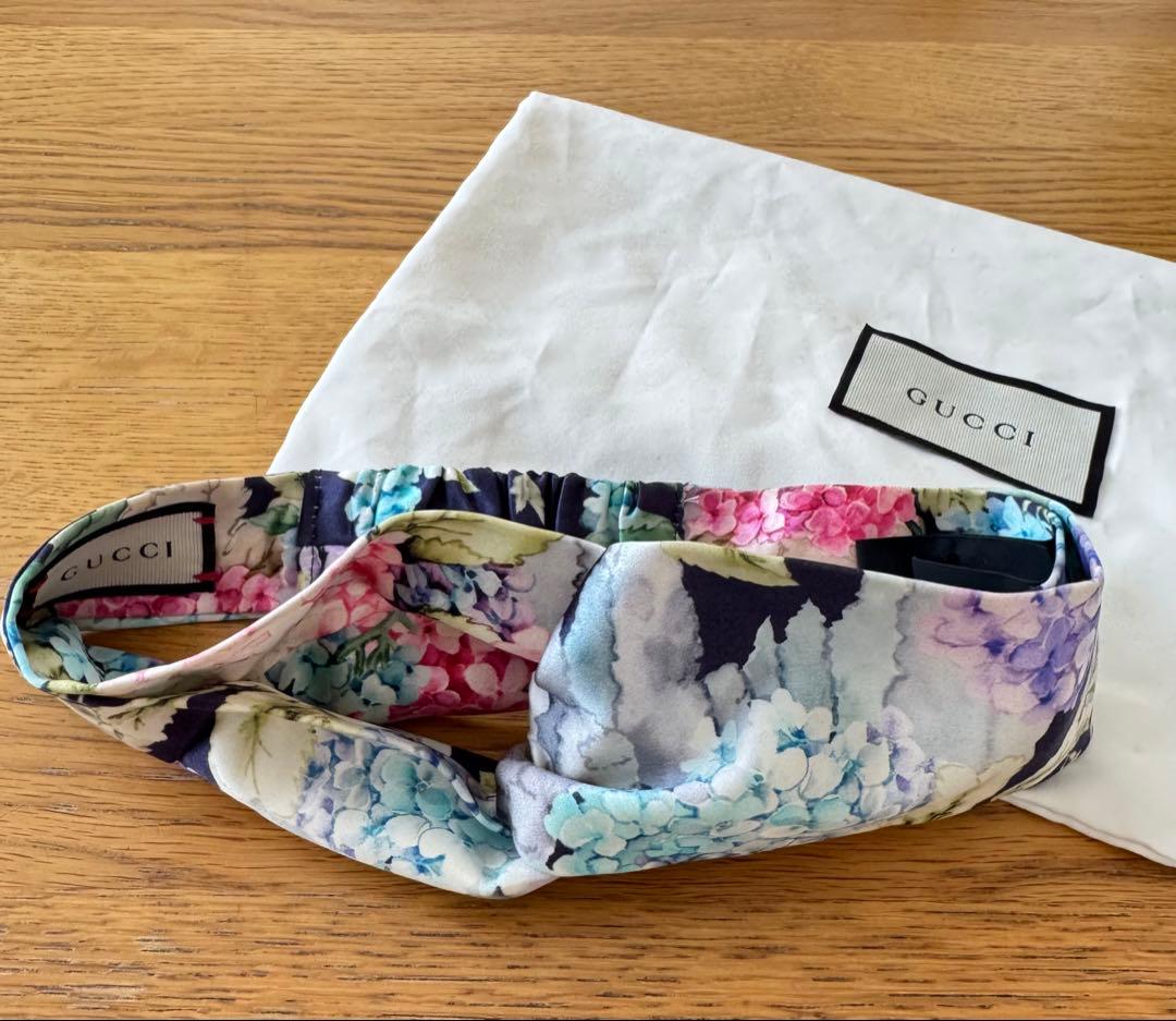 GUCCI フラワープリント ヘアバンド　紫陽花