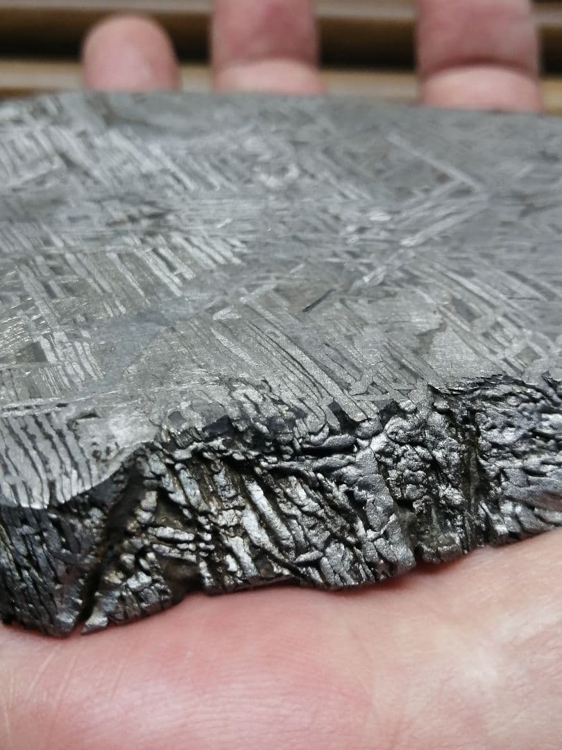 ★『本物隕石』鉄隕石　本物原石 928g　 隕石内部。すばらしい『超隕石』です。