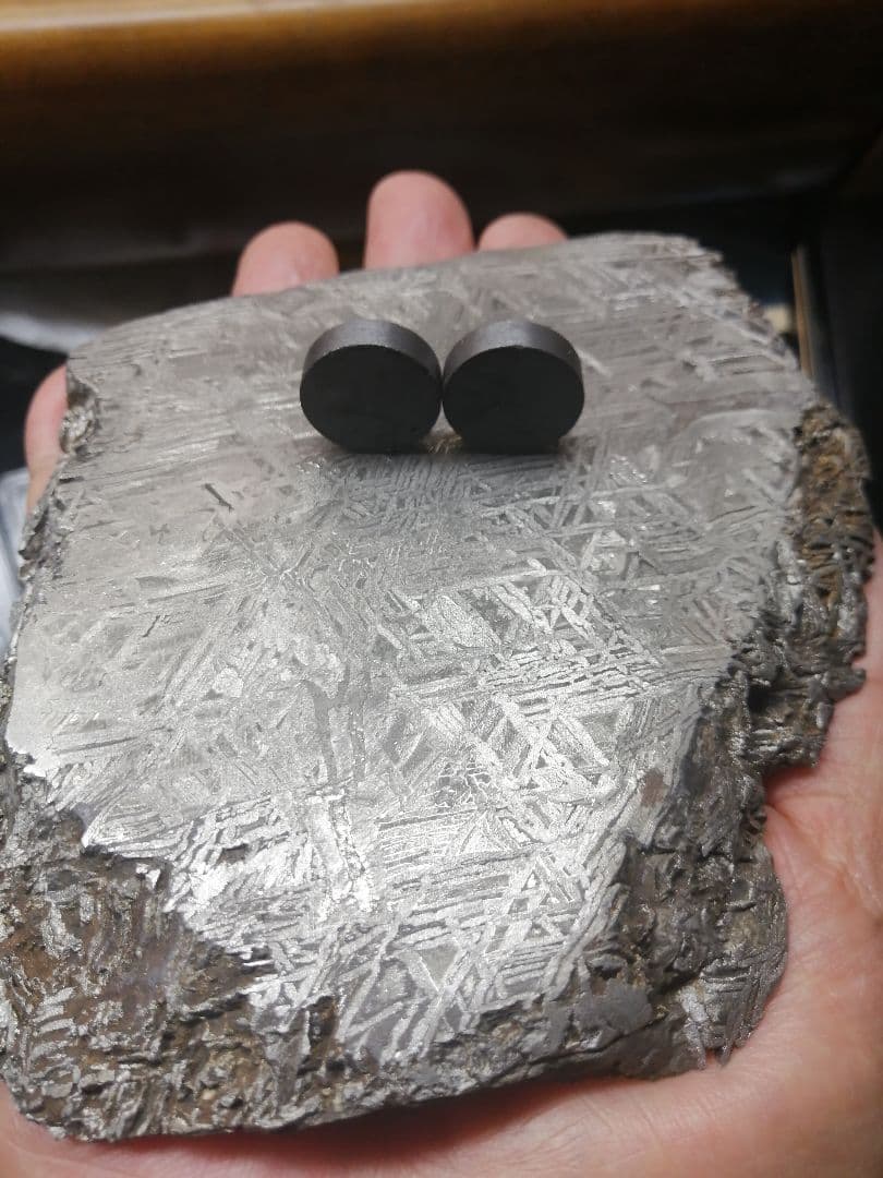 ★『本物隕石』鉄隕石　本物原石 928g　 隕石内部。すばらしい『超隕石』です。