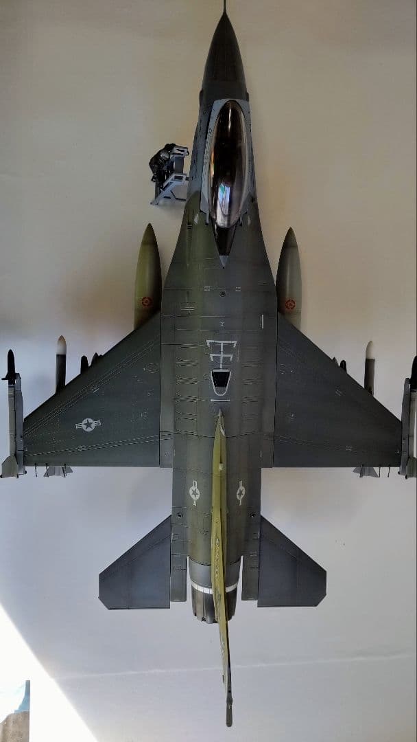 【Kanompang 1/18　F16 ウルフパック