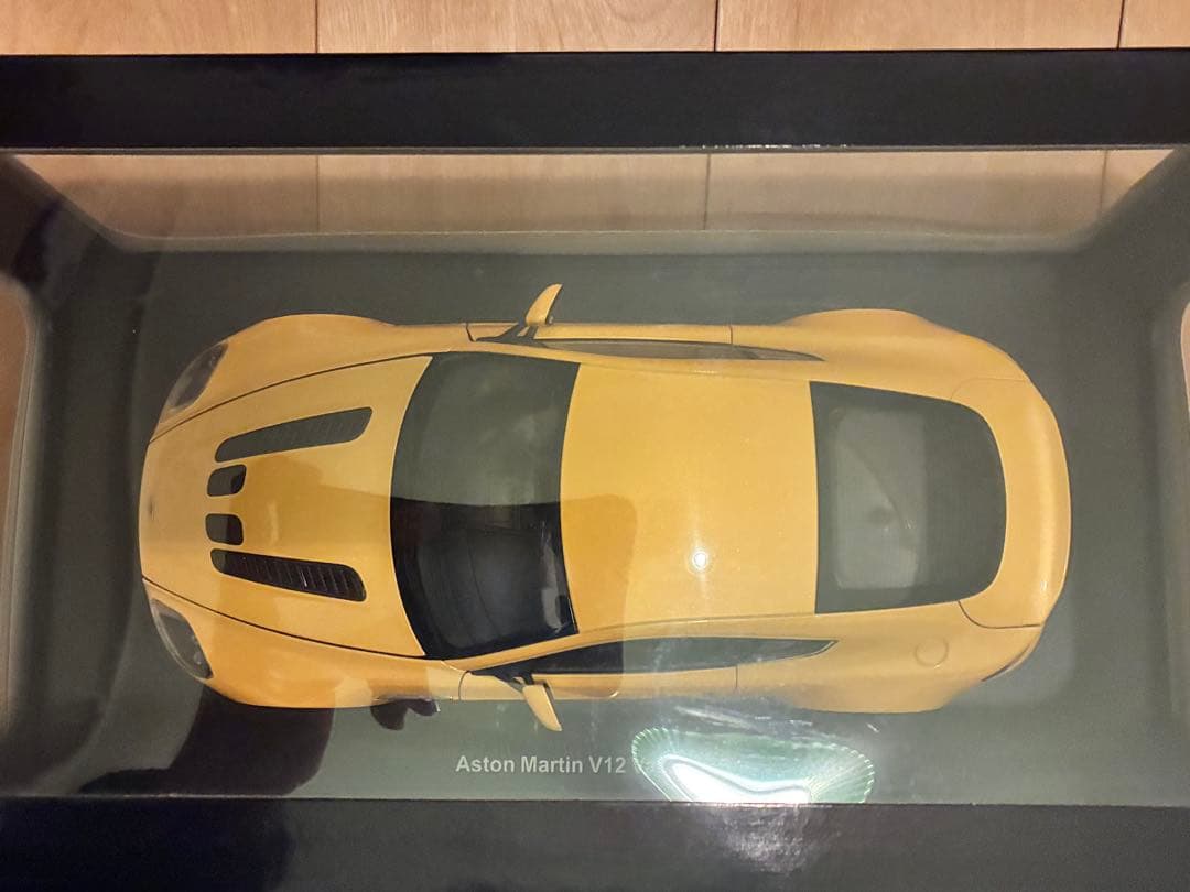 オートアート　アストンマーティン　V12ヴァンテージ　イエロー 1/18