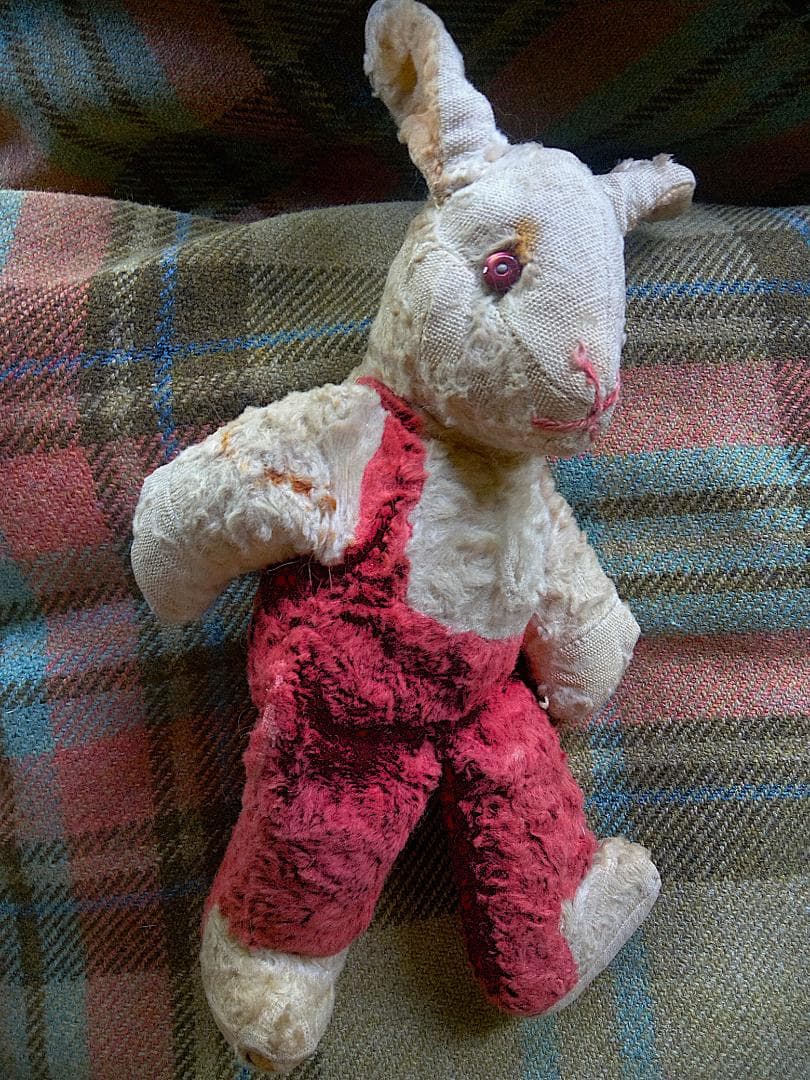 ★赤いパンツのうさぎ　アンティークのラビット　２６ｃｍ　from ENGLAND