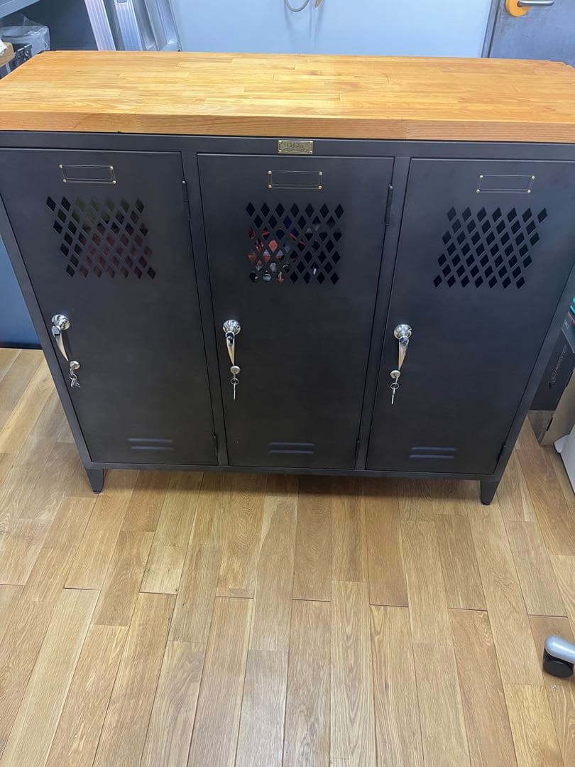 スチール製ロッカー 3扉 木製天板付き