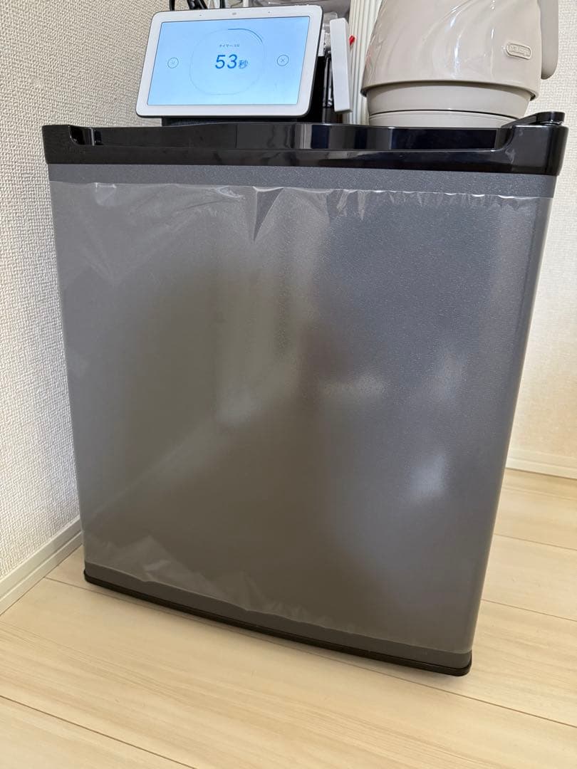 小型冷蔵庫 コンパクトデザイン
