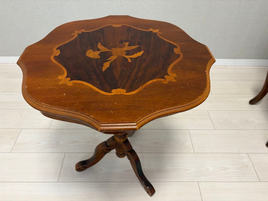 木製八角形テーブル 花のインレイ装飾