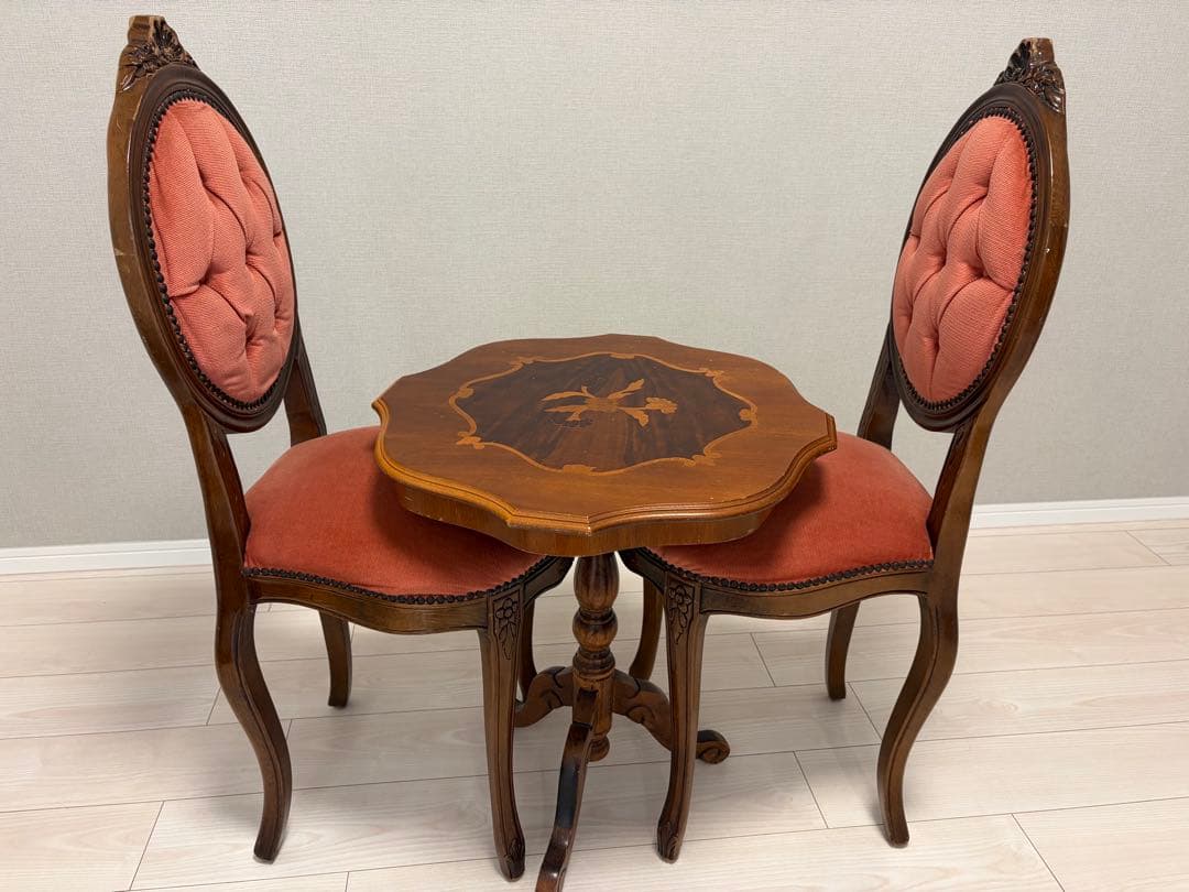 木製八角形テーブル 花のインレイ装飾