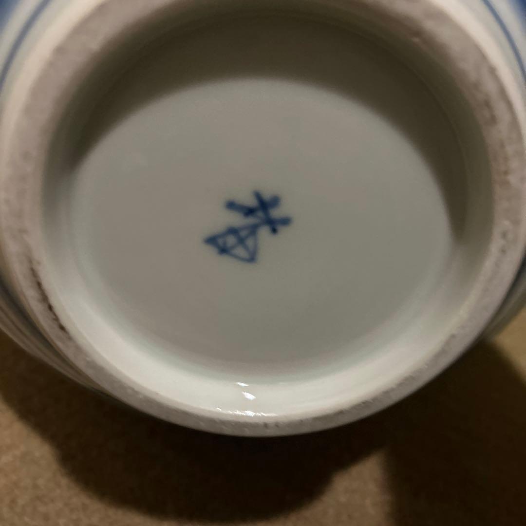 青い花模様の陶器製花瓶