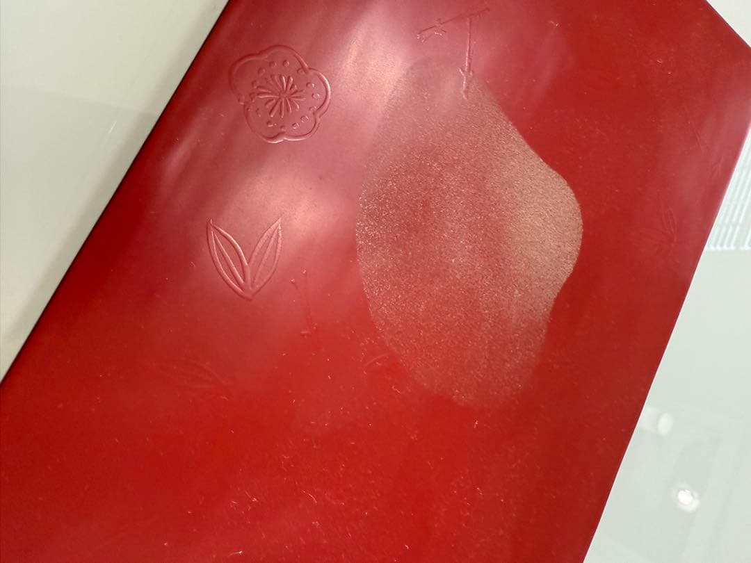 赤い漆器 盆 花と葉模様