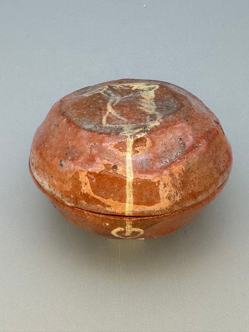 茶道具　香合　神楽文山　馬赤楽