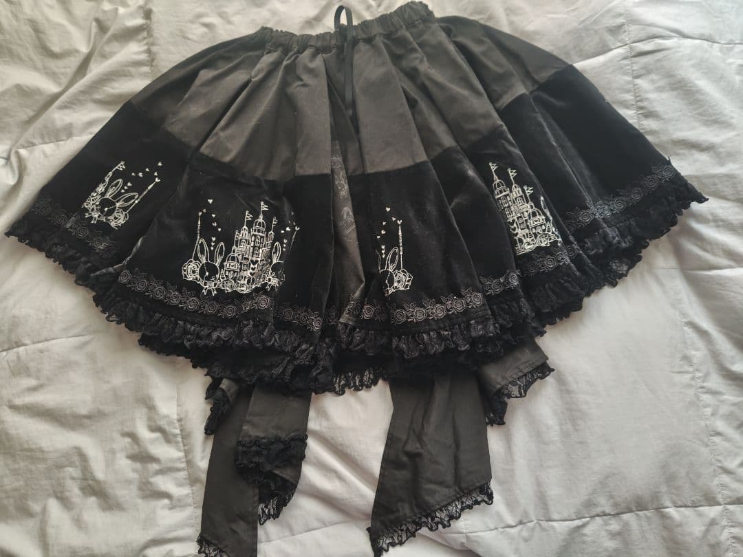 ウサギと城刺繍の黒ベルベットスカート　ロリィタ　ゴシック　FRILL