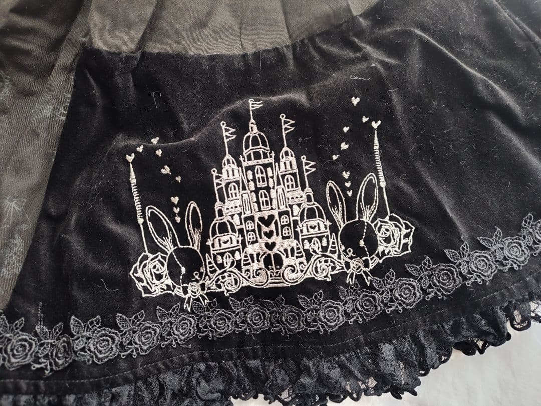 ウサギと城刺繍の黒ベルベットスカート　ロリィタ　ゴシック　FRILL