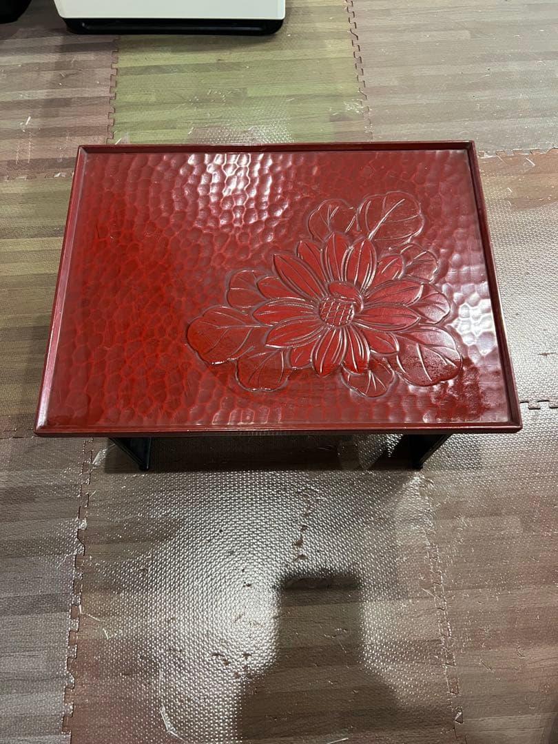 赤い花模様の座卓　漆塗り