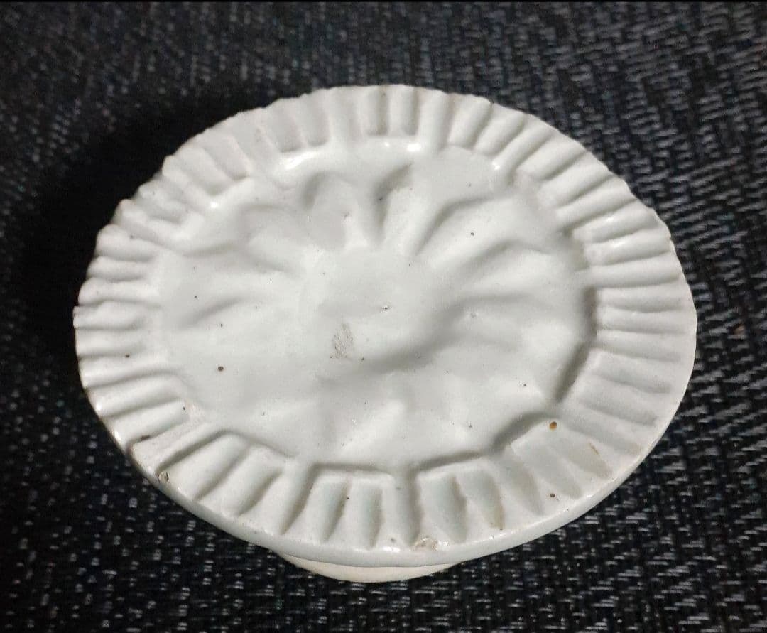 李朝　韓国古美術　韓国古陶磁器　白磁　陽刻浮彫　花文様　高付皿　菓子型　餅型