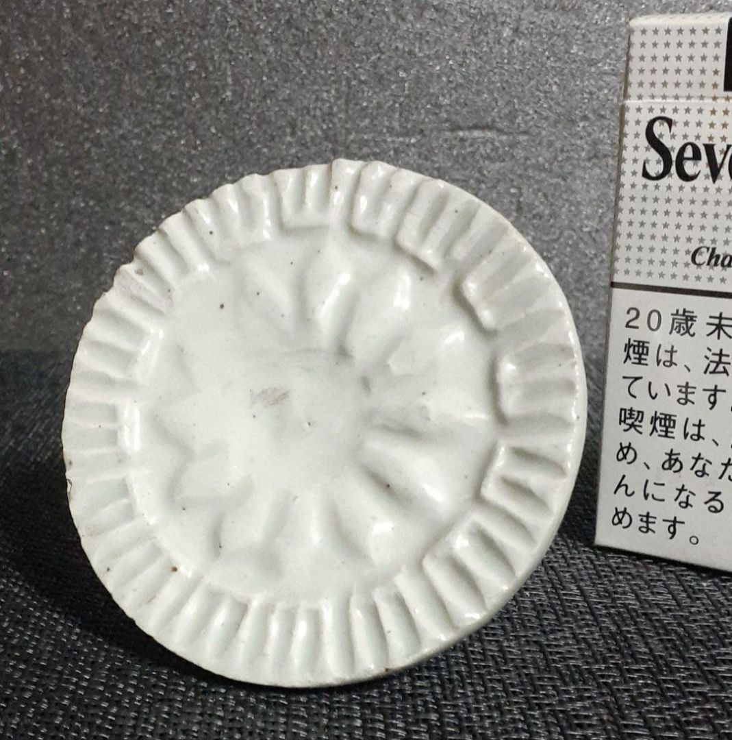 李朝　韓国古美術　韓国古陶磁器　白磁　陽刻浮彫　花文様　高付皿　菓子型　餅型