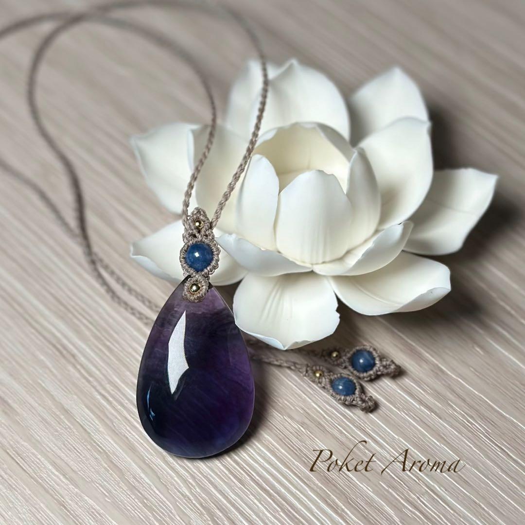『藍紫』大きなパープルフローライトとカイヤナイトのマクラメペンダントネックレス