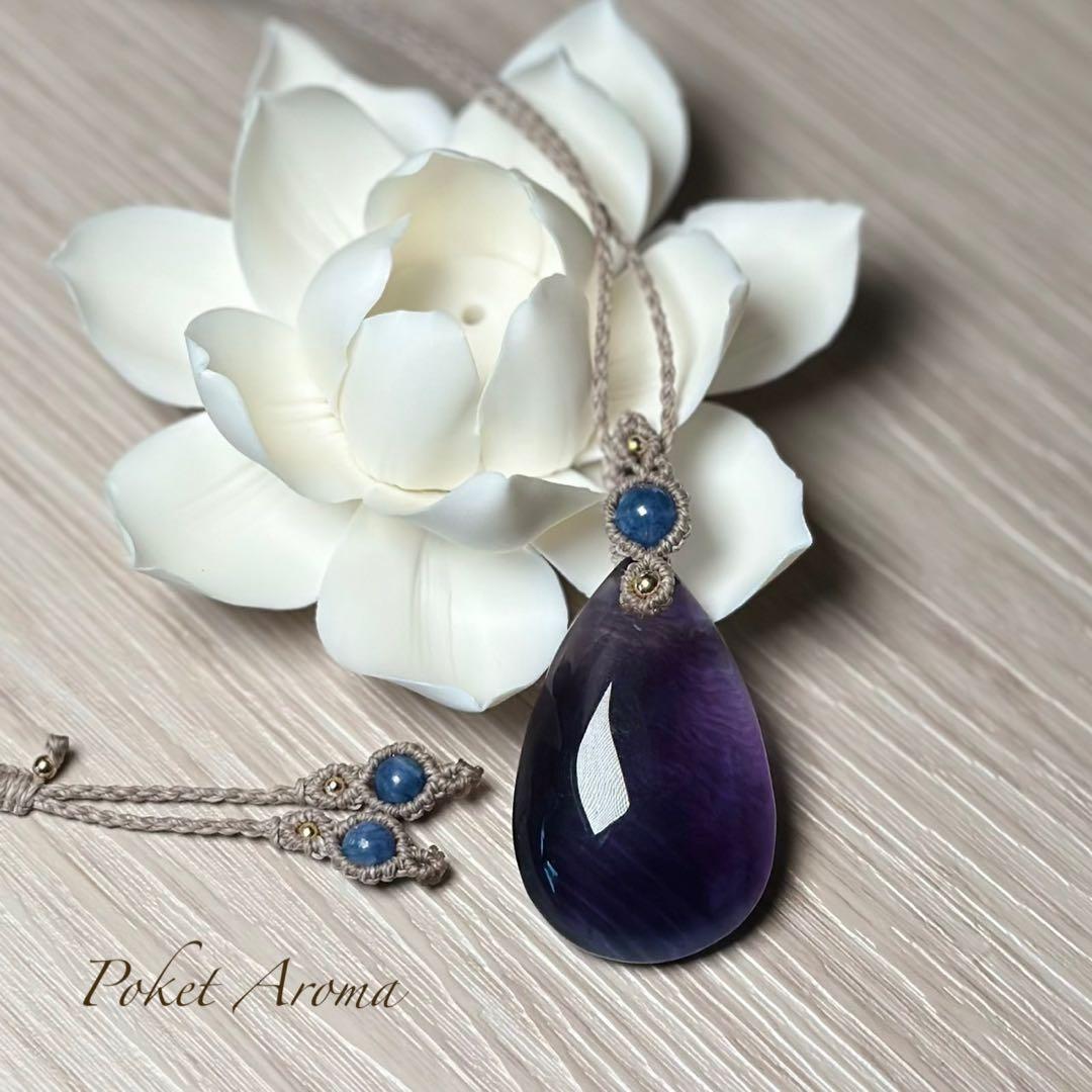 『藍紫』大きなパープルフローライトとカイヤナイトのマクラメペンダントネックレス