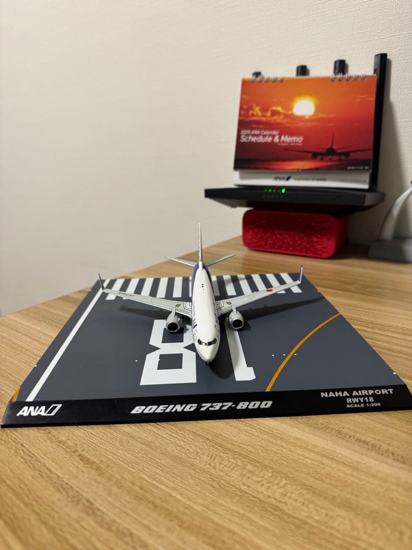 レアANA B737-800 JA73AN 1/200モデル(滑走路付き)