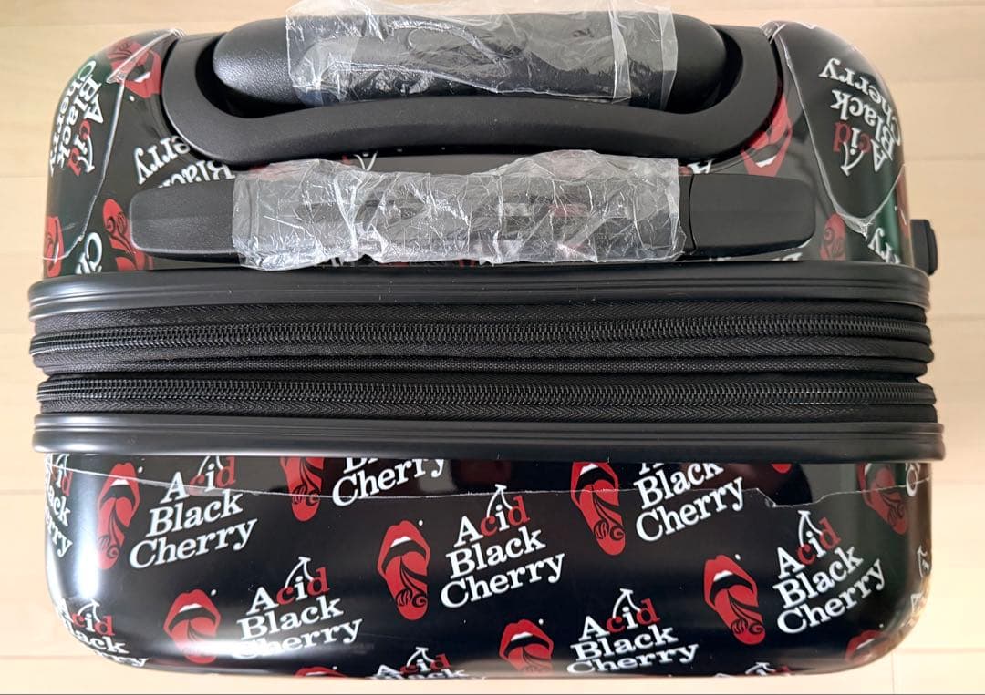 仮*病様 Acid Black Cherry キャリーケース