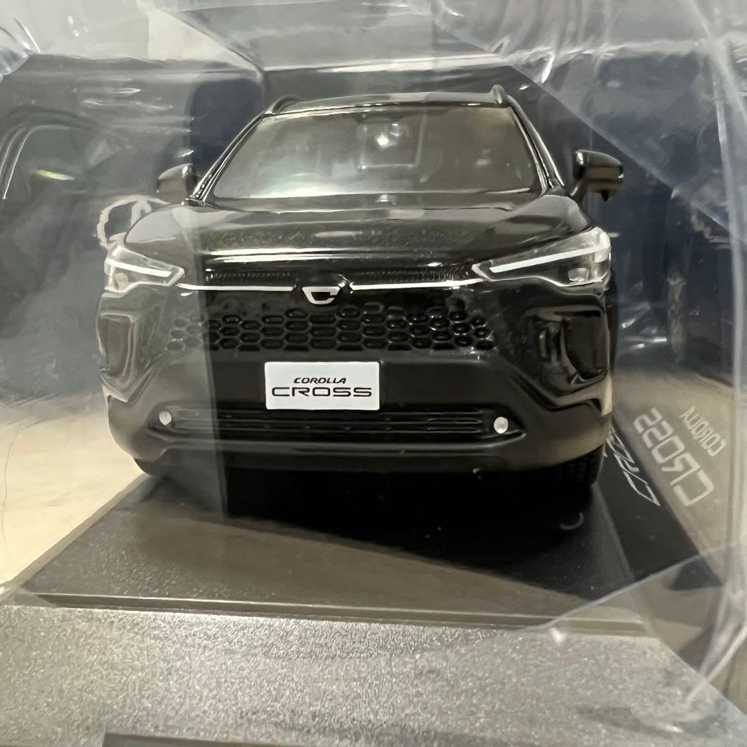 新型カローラクロス　ミニカー　ブラックマイカ