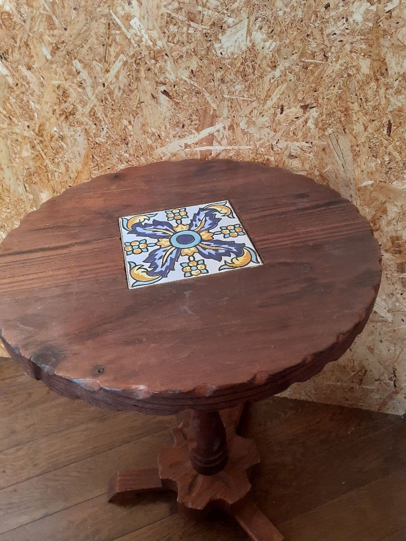 スペイン製 カントリー家具 3本脚 パイン無垢材 天板タイル装飾 彫刻