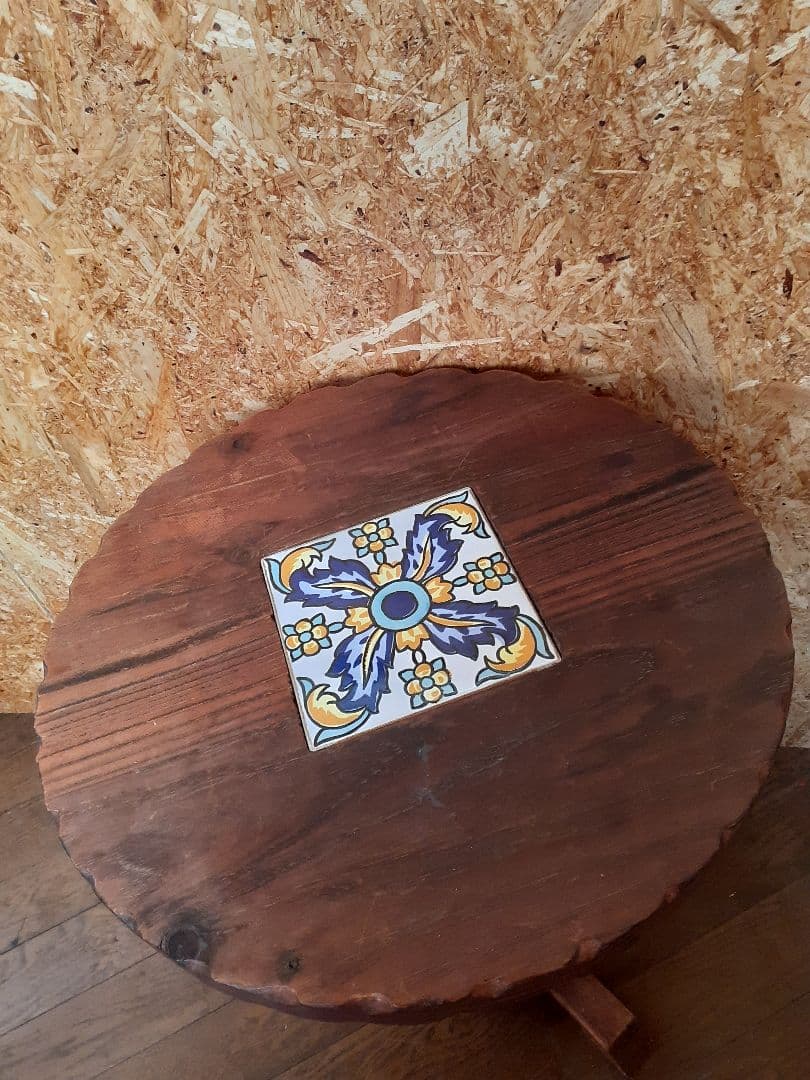 スペイン製 カントリー家具 3本脚 パイン無垢材 天板タイル装飾 彫刻