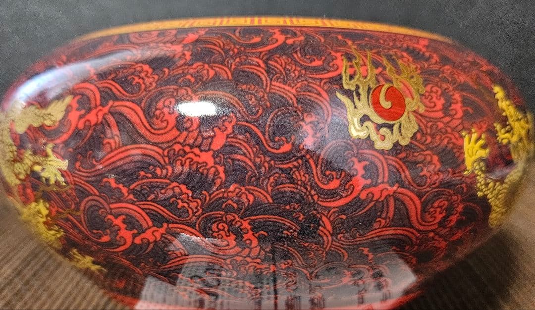 中国美術　中国陶磁器　繊細緻密極細密画　波に金彩　五爪の龍図　鉢　碗【魅力の逸品