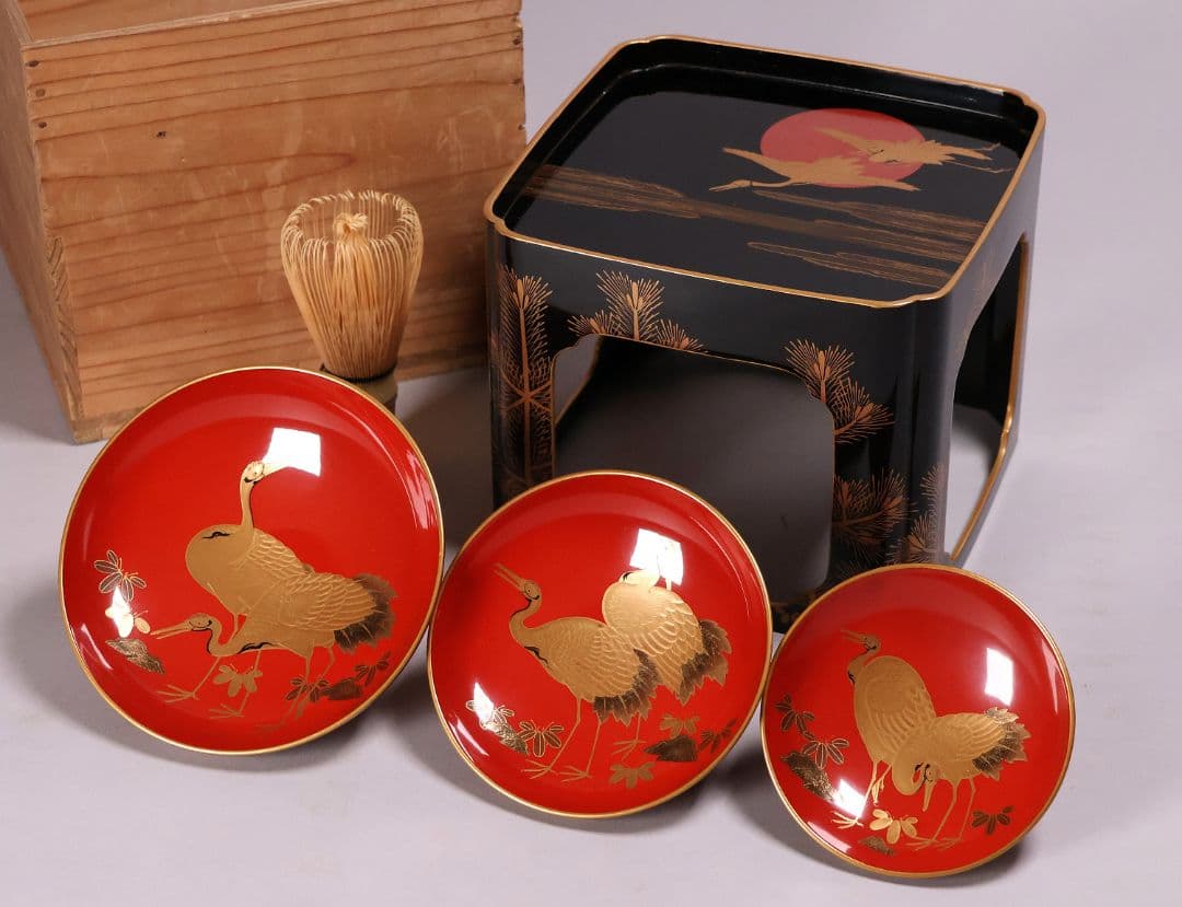 古い木製漆器 鶴図 金蒔絵 朱塗三ッ盃 盃台 天然木 日の出 杯 【MA619】