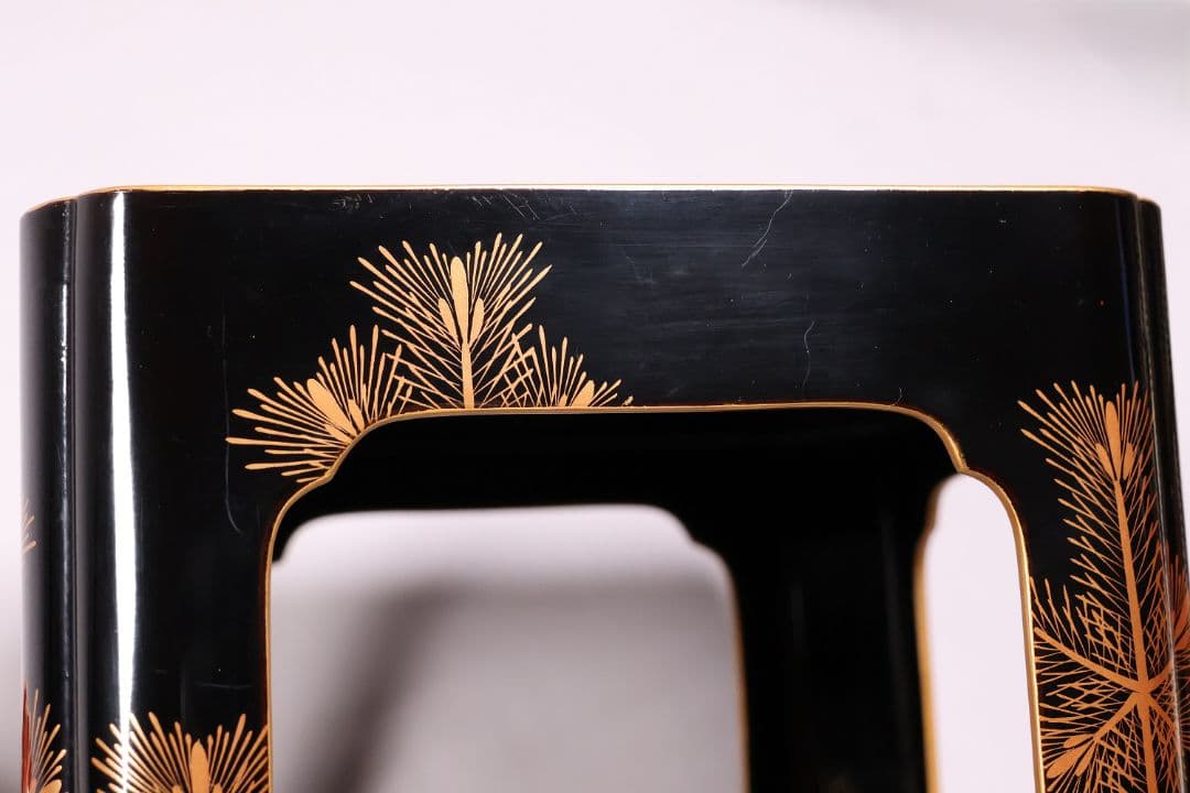 古い木製漆器 鶴図 金蒔絵 朱塗三ッ盃 盃台 天然木 日の出 杯 【MA619】