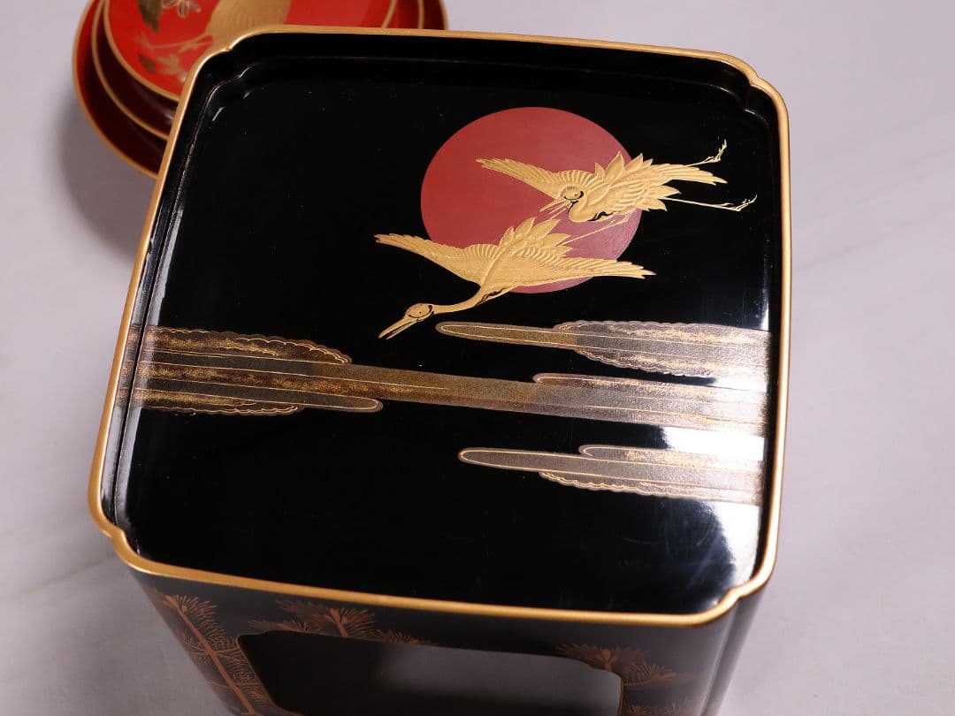 古い木製漆器 鶴図 金蒔絵 朱塗三ッ盃 盃台 天然木 日の出 杯 【MA619】