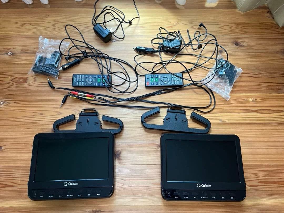 【オマケ有】ヘッドレストモニターDVDプレーヤー　キュリオムQriom２台セット