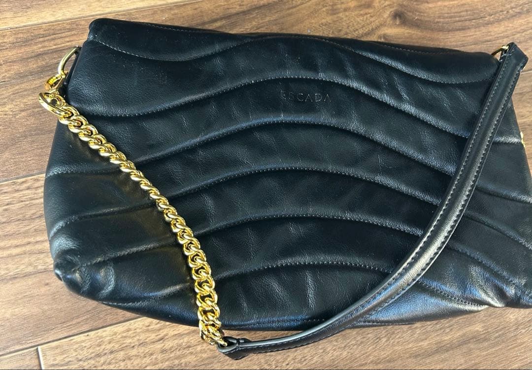 りくる　ESCADA 黒　チェーンショルダーバッグ　キルティング