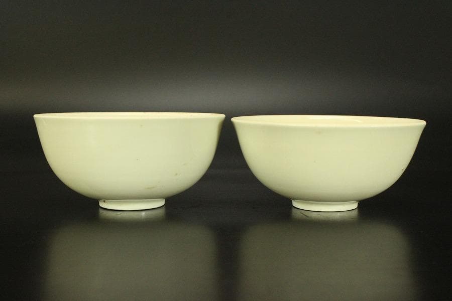 中国美術 白磁 刻 花紋 碗 一対(A281)