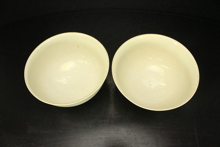 中国美術 白磁 刻 花紋 碗 一対(A281)