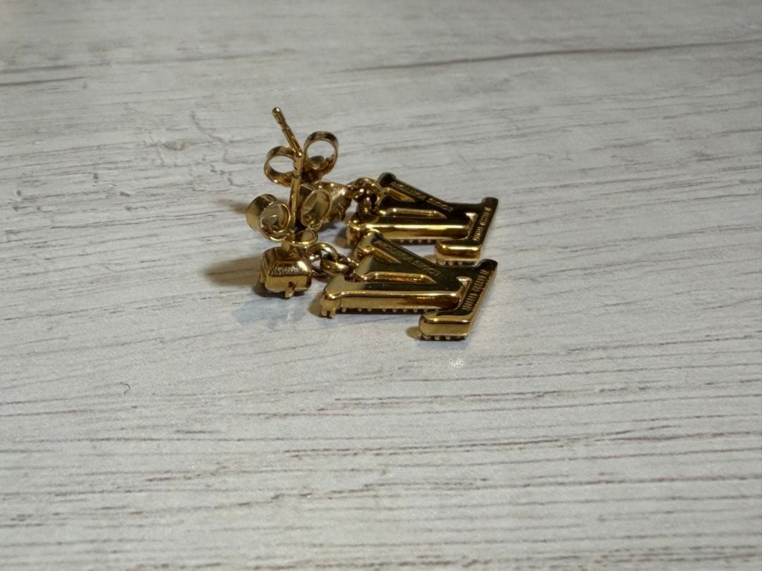 LOUIS VUITTON メタルピアス・レディLVゴールドM01844