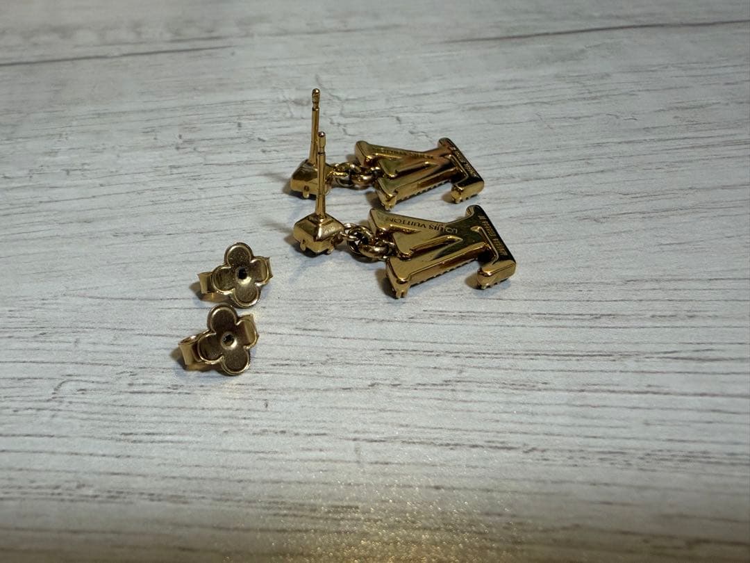 LOUIS VUITTON メタルピアス・レディLVゴールドM01844