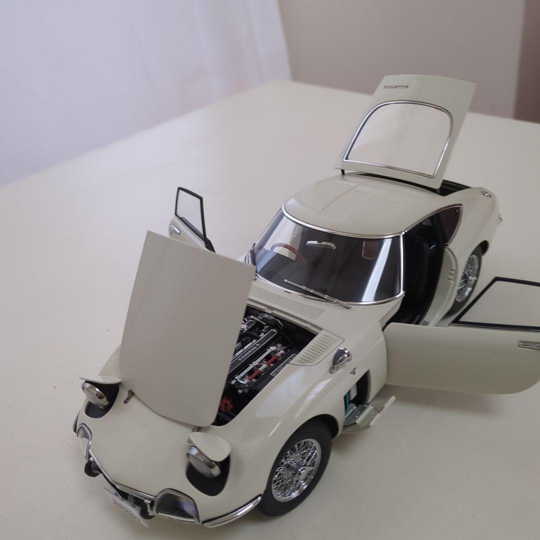 オートアート、トヨタ2000GT、2台セット　1/18ミニカー