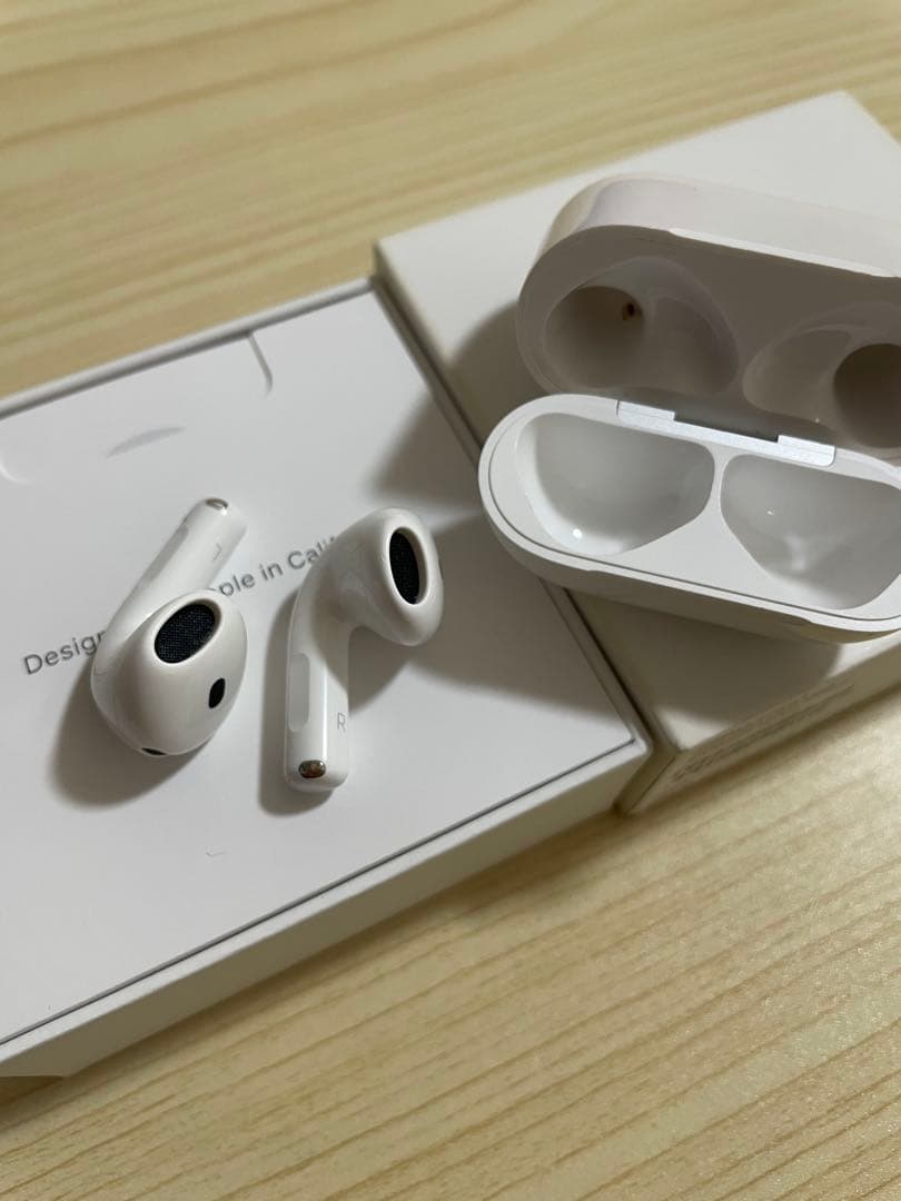 Apple AirPods 4 本体 ホワイト 充電ケース付き